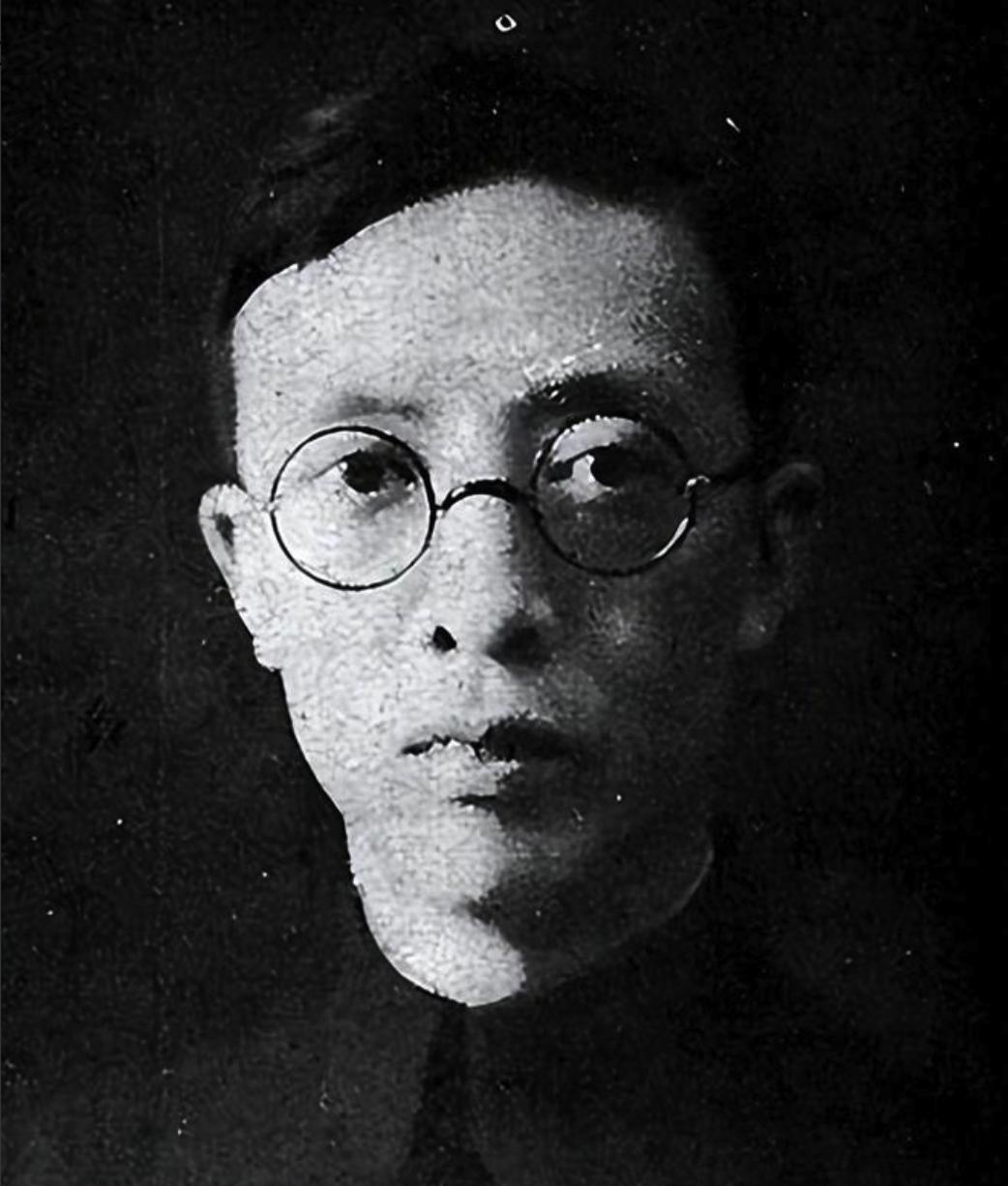 1947年，上海。中统特务头子叶秀峰正在看报纸。一则广告突然吸引他的注意，上面