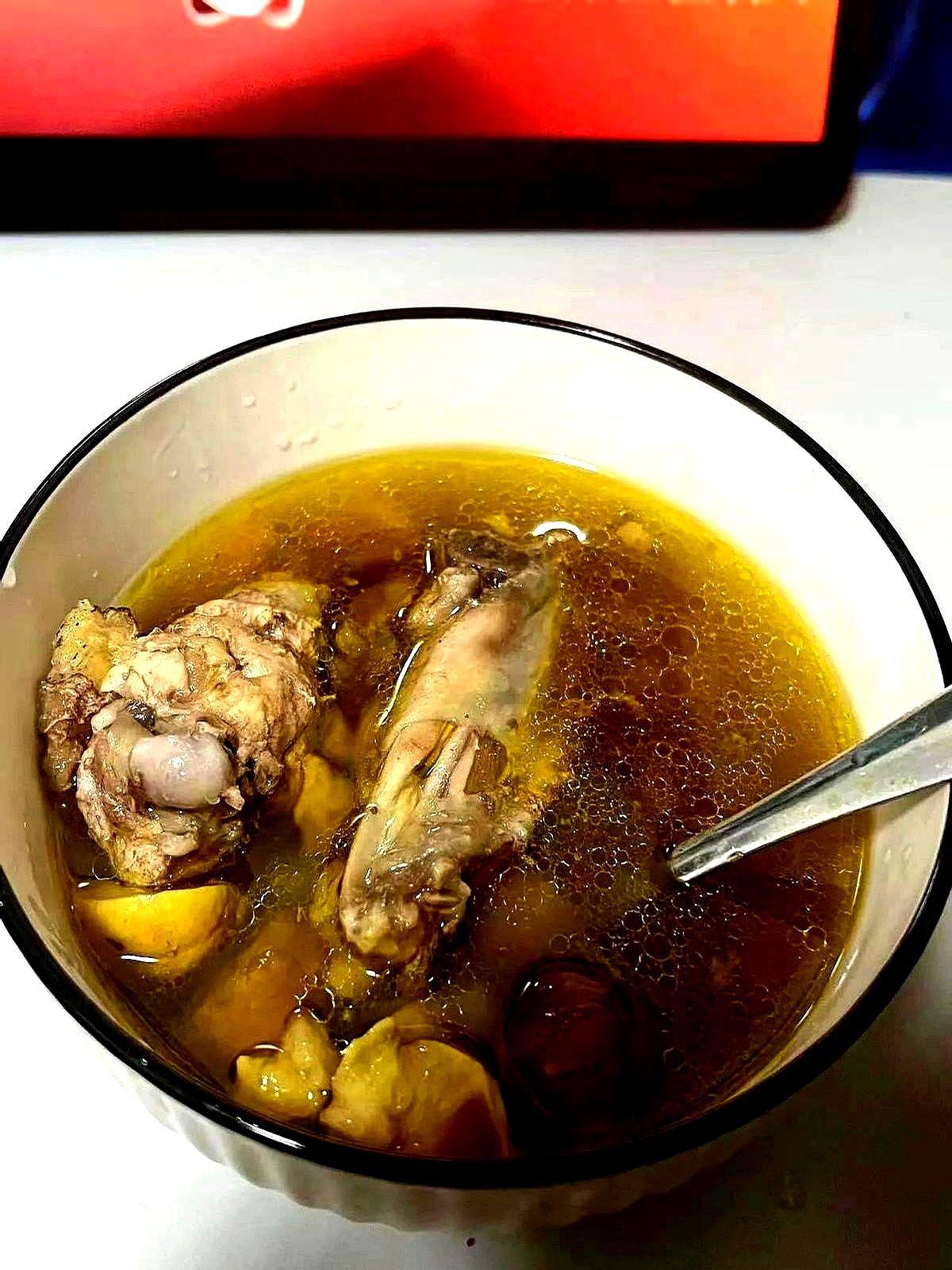 第一次去男朋友家里，她妈妈没给我煮饭菜，只让我在客厅坐坐，然后客厅没有沙发只有餐