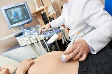 医生不都是接生的? 这医生竞将胎儿塞会娘胎? 发生了什么?