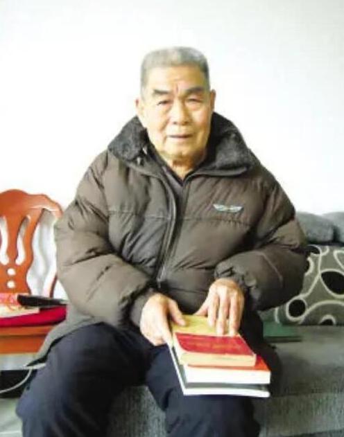 1982年夏天，湖南株洲江南机器厂的53岁老工人许民庆，刚结束一天的工作，还没来