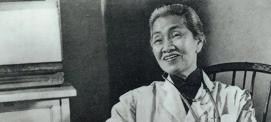 1964年北京协和医院的手术室灯已经亮起，躺在推车上的孕妇董莉攥紧床单，麻醉师正