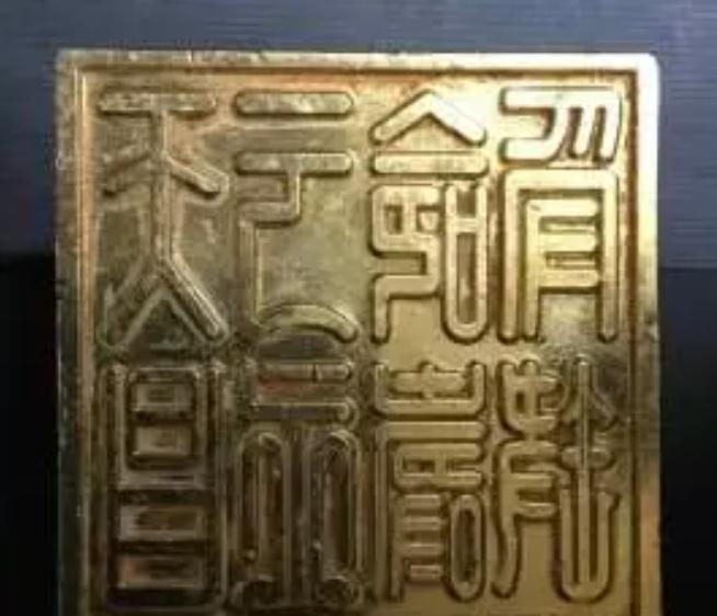 1977年，山东即墨一姑娘，在自家的菜地里摘菜时。暴雨刚过的菜地里，泥土还冒