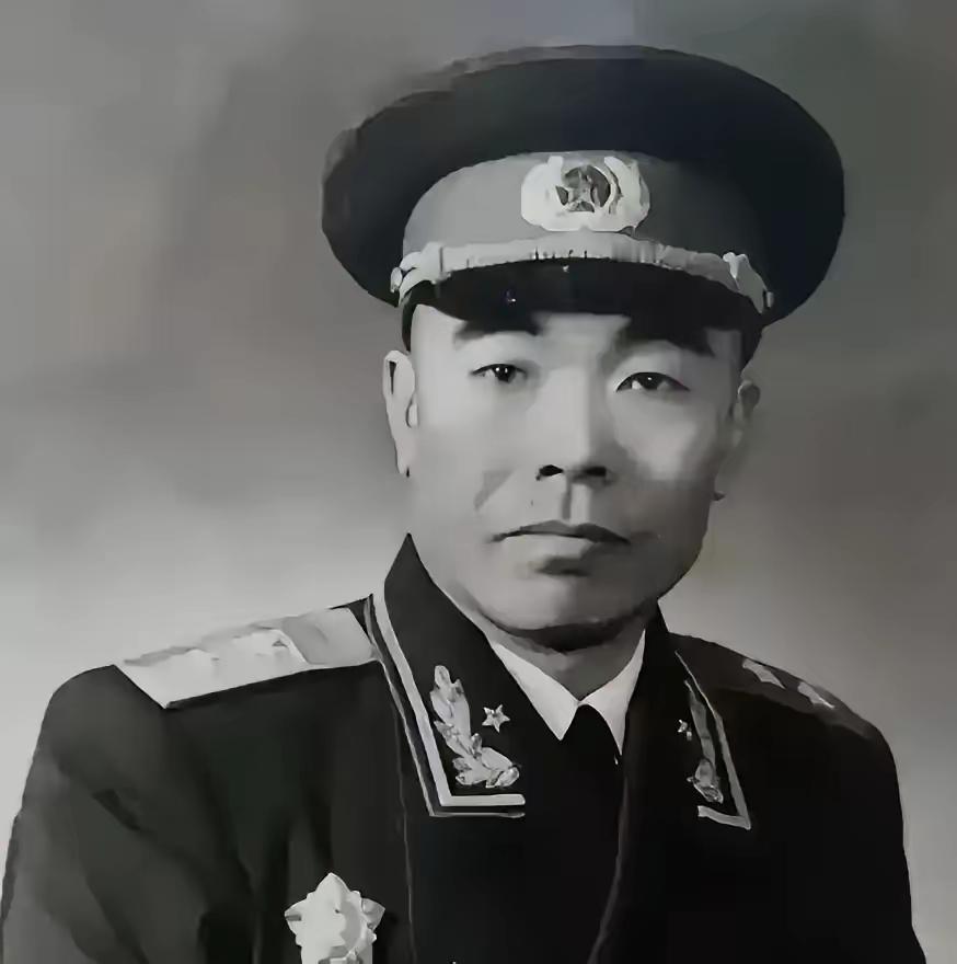 1948年，曾泽生率两万六千人在长春起义，蒋介石气得发疯，当即密令宪兵抓走了他的
