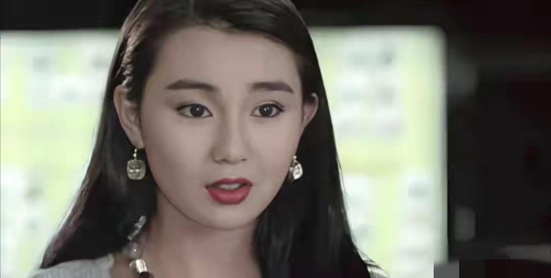 张曼玉那么普，在港星里面连前20都排不上，都算不上美女，只能说不丑，法令纹深，身