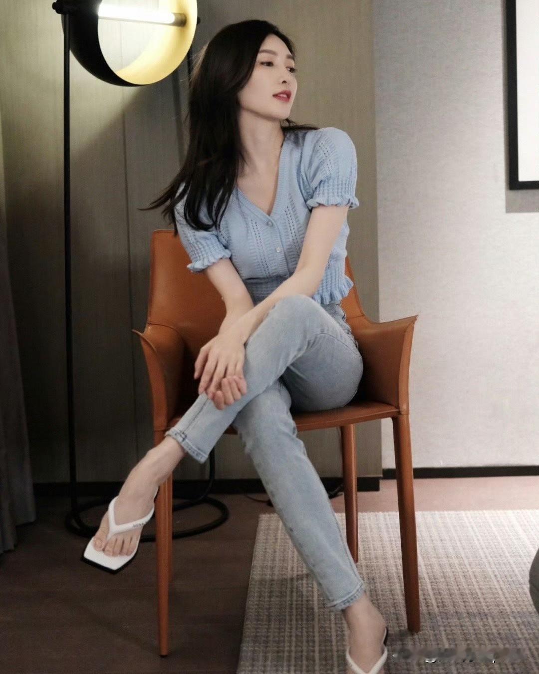 江疏影这套私服真是清爽又高级啊，简简单单身材就很好啊！！天蓝色短袖衬得皮肤好白