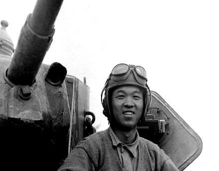 1937年，南京保卫战进入白热化阶段，战火肆虐，硝烟弥漫。12月12日深夜，国
