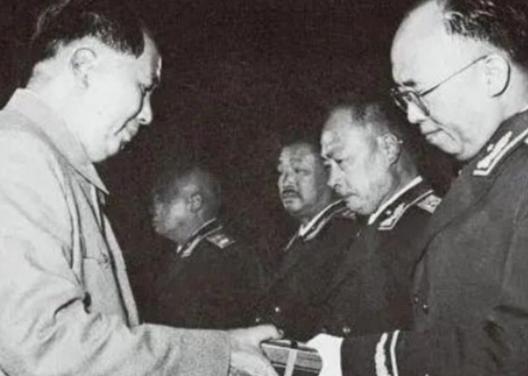 庐山会议后，有一天，毛主席单独召见了罗荣桓。在谈话时，毛主席谈了国防部长的人选问