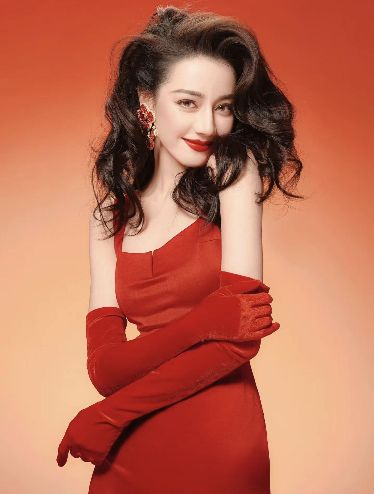 迪丽热巴这组红裙造型，直接把复古港风焊在身上了[赞]大波浪、红丝绒、长手套，每一