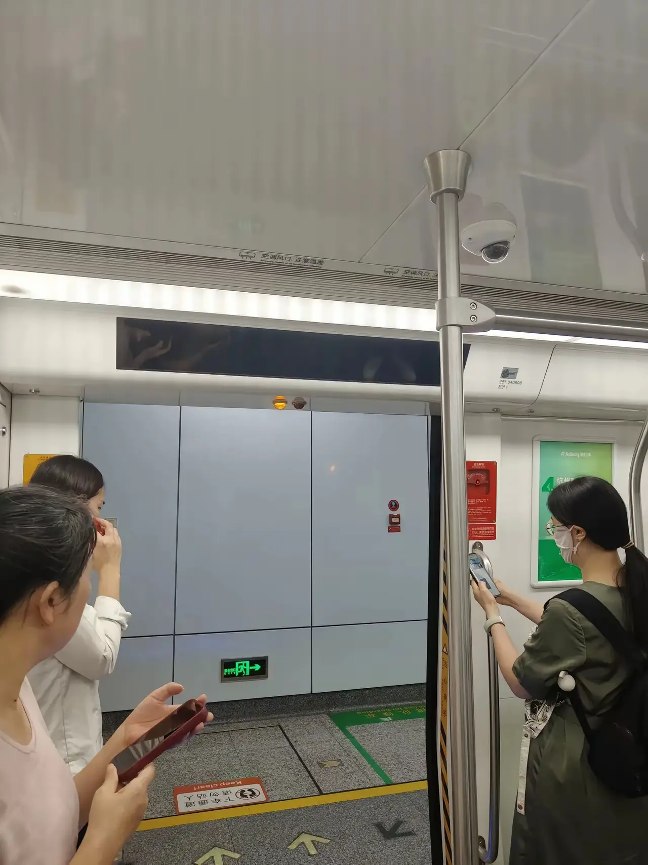 早上坐地铁，​抬头发现，天塌了