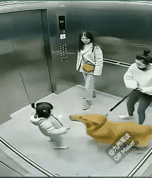 狗主：弟弟“他”是跟你玩。妈妈：谁跟它玩，把我家孩子吓坏了！这么大一条狗扑过