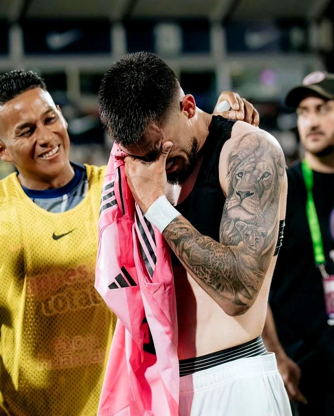 他扒开大腿给梅西看，全场都愣住了。梅西低头一看，整个人都暖住了。你没看错，