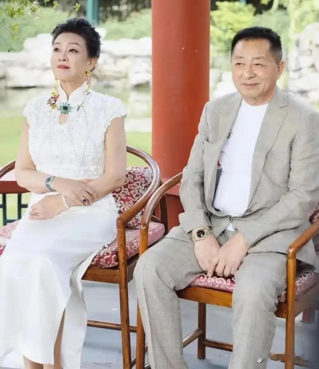 很多人一直好奇，离婚多年的兰姐与汪大爷，为何还能和陪伴汪大爷晚年的赵行长一桌吃饭