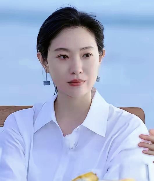 我有一种预感，王佳佳迟早会大成顶流，不是因为她长的好看，也不是因为她背景有多