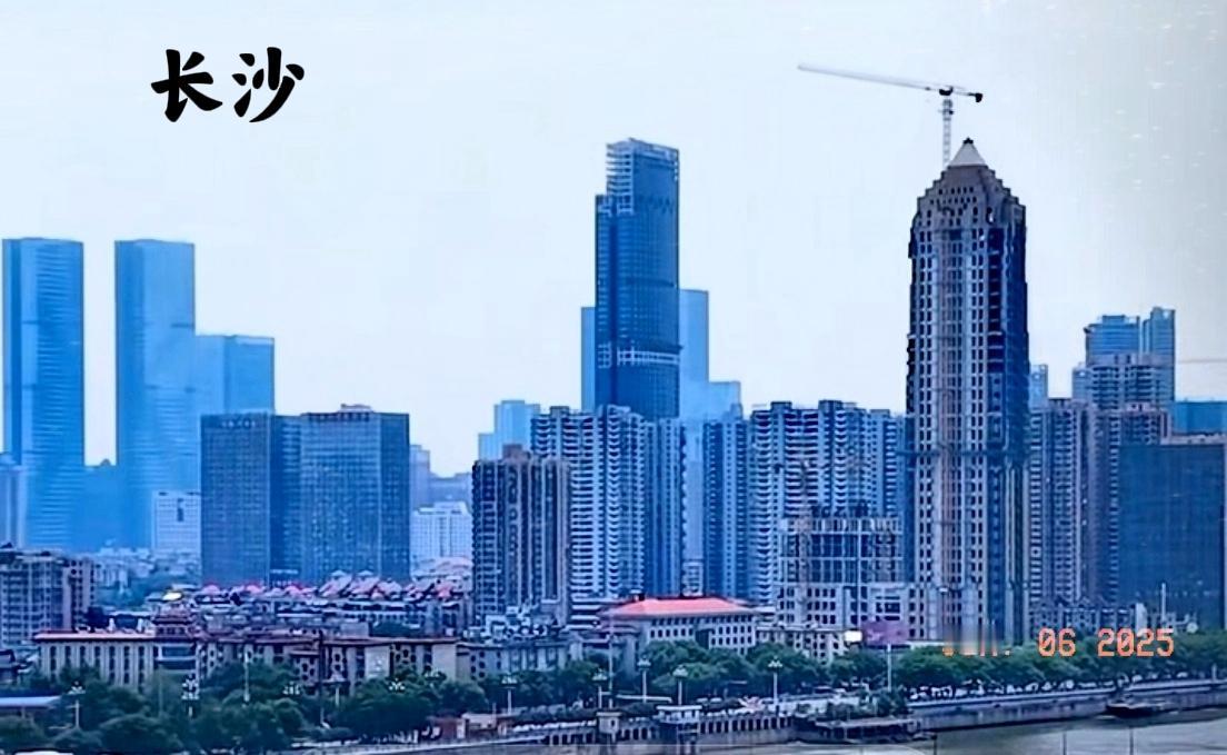 从当前的长沙城市图片来看，长沙的城市确实如网上所点评的缺点改变了不少，尤其是长沙