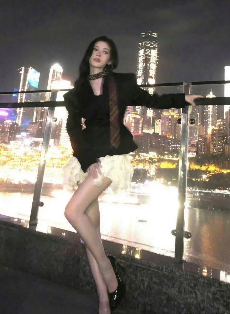 鞠婧祎又长又白的大长腿[赞][赞]娱乐大长腿