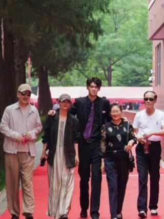 蒋勤勤晒大儿子毕业照蒋勤勤这一波晒照真的太戳心了，从襁褓到毕业典礼，十几年浓缩