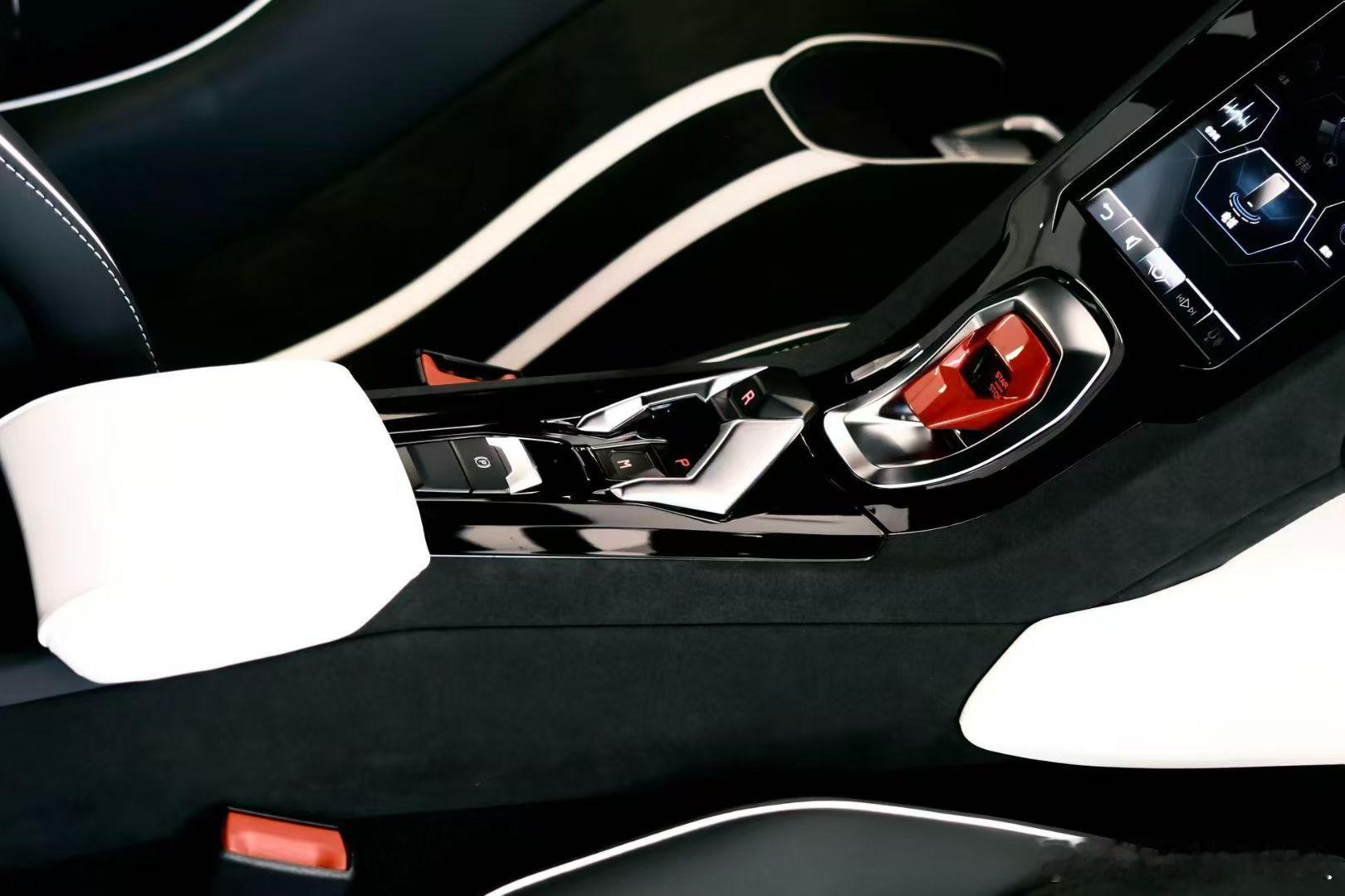 兰博基尼tecnica，25年上牌，800公里，全款车、带赛道座椅、寻伯乐