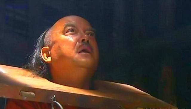 1799年，乾隆刚死，嘉庆马上给和珅下圣旨："和大人，为了表示您的诚心，您就给太