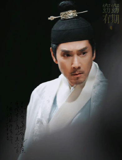 这个新造型很有记忆点。它不靠夸张的服饰或妆容来营造压迫感，而是通过极简的配色、考