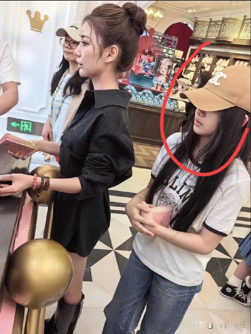 别等了，大s孩子来北京估计没戏了。马筱梅直播的时候透露，汪小菲现在基本不着家