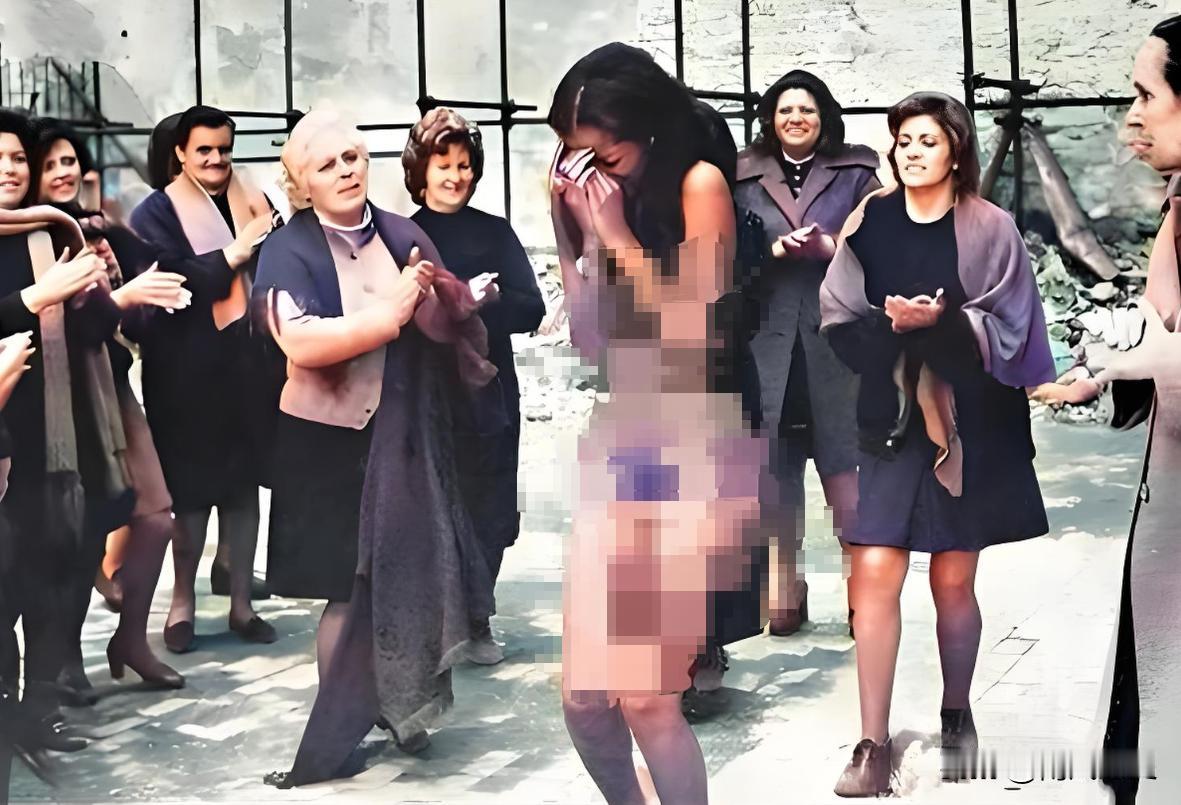 1945年，法国巴黎，这位名叫伊娃的女人，衣服被人扒了下来，丰腴的身体没有任何遮