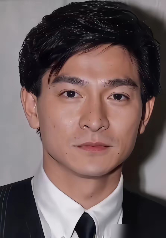 当年红馆台下，刘德华粉丝和黎明粉丝是真动手，荧光棒往死里砸。但你要看这俩正主，2003年同台搂着唱《