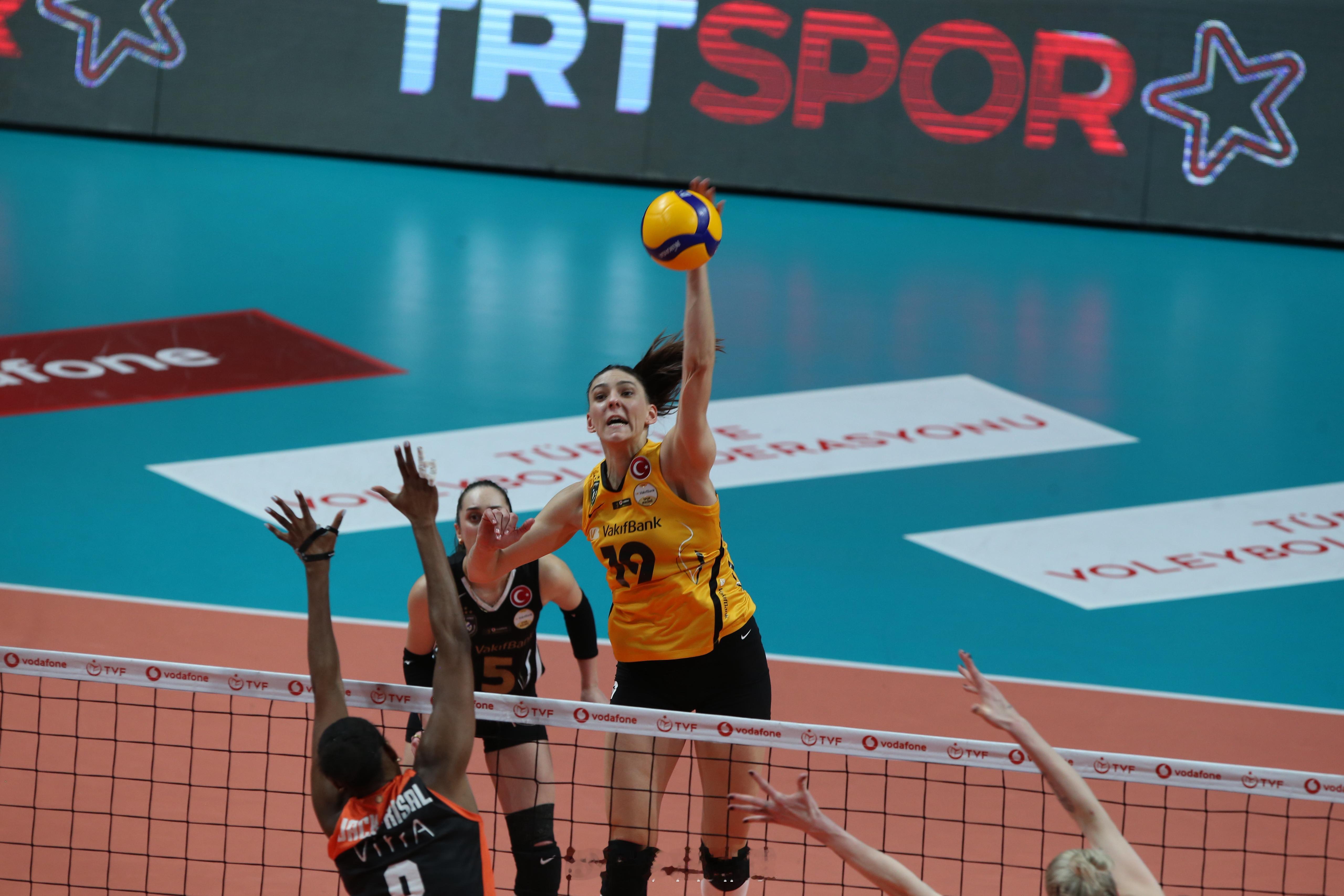 【女排土超瓦基弗银行1比3伊萨奇巴希遭遇首败】北京时间19日凌晨，常规赛第16