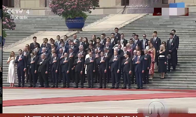 不要怀疑米国人的忠诚爱国：当星条旗永不降落奏响时，他们齐刷刷捂胸致礼。