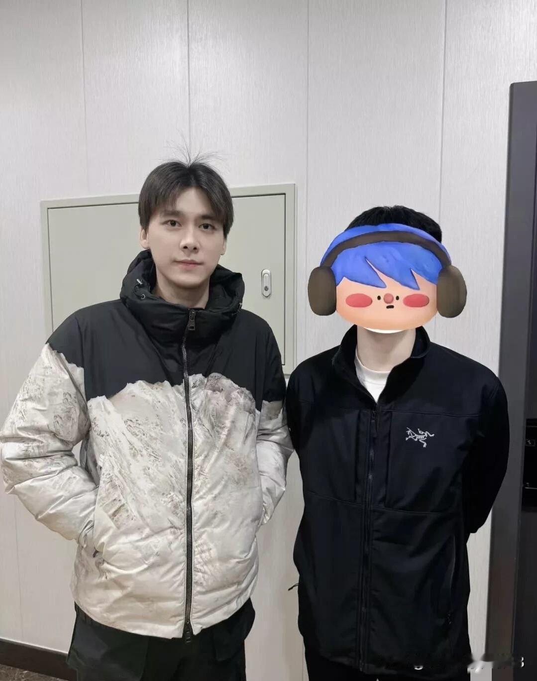 这是哪一位男明星，留着五五分的发型，看起来穿搭的比较低调，在荧幕中应该是一个很会
