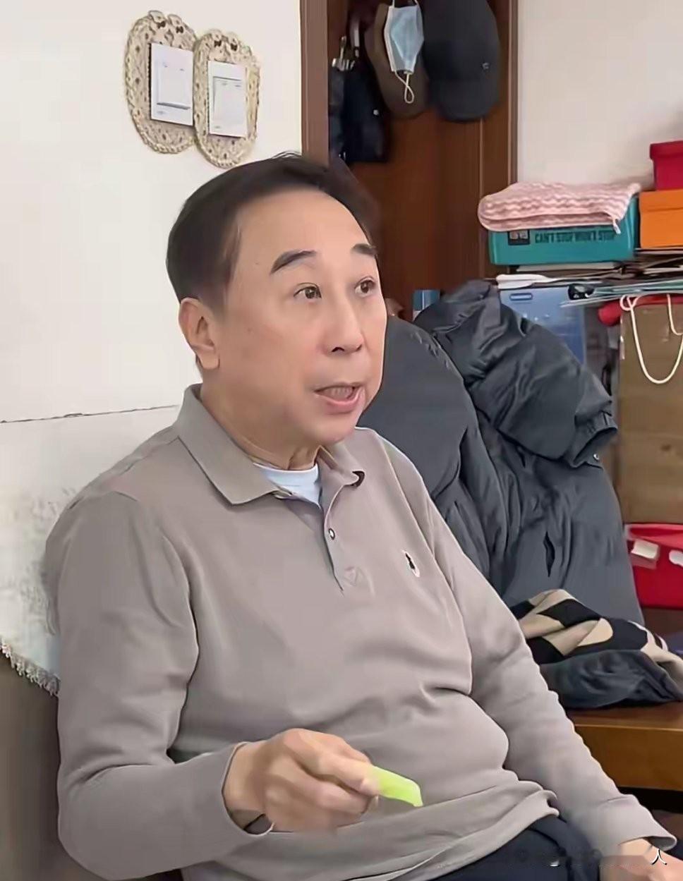 嘿！好想问一问冯巩，你家买不起大别墅吗？怎么看上去，你坐在这里空间这么狭小？