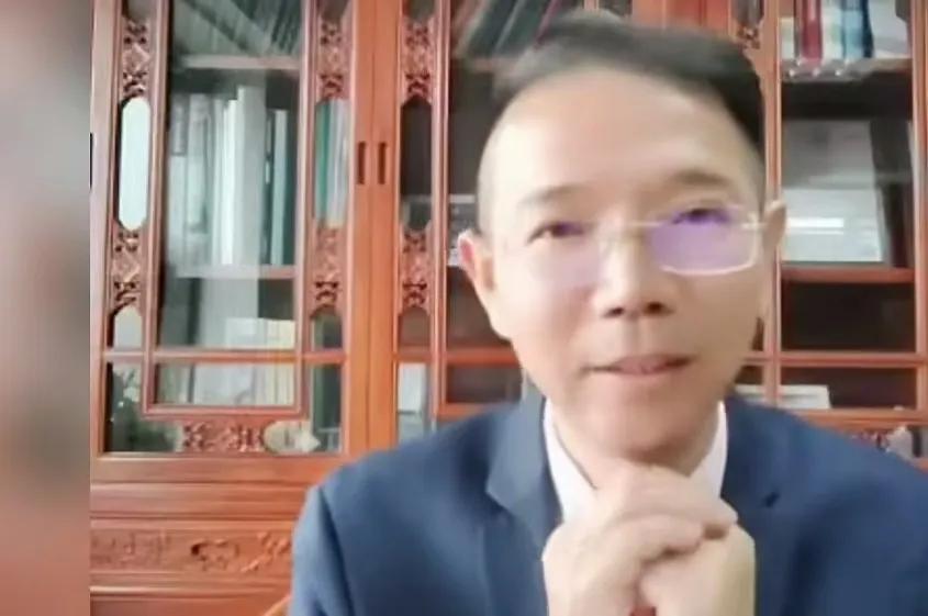 “家人们姗姗来了，早晨好，看到李圣律师发声，他说那几个被告；注意了！王某晶、王
