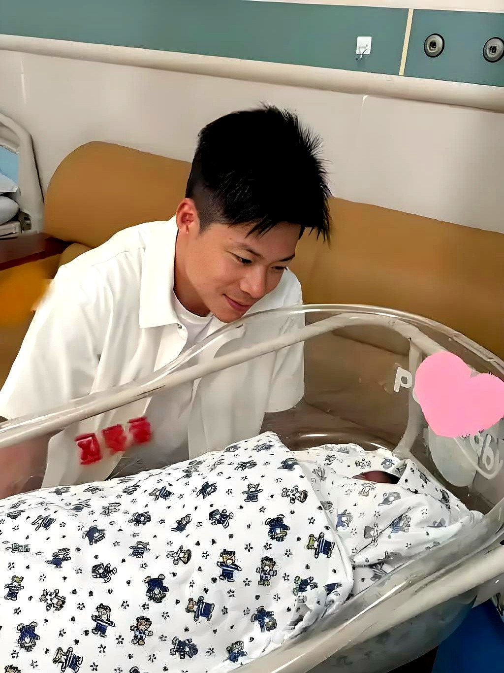 苏炳添这娃，又添一娃！苏炳添，跑得快，全世界都知道。但这家伙，不仅跑得快