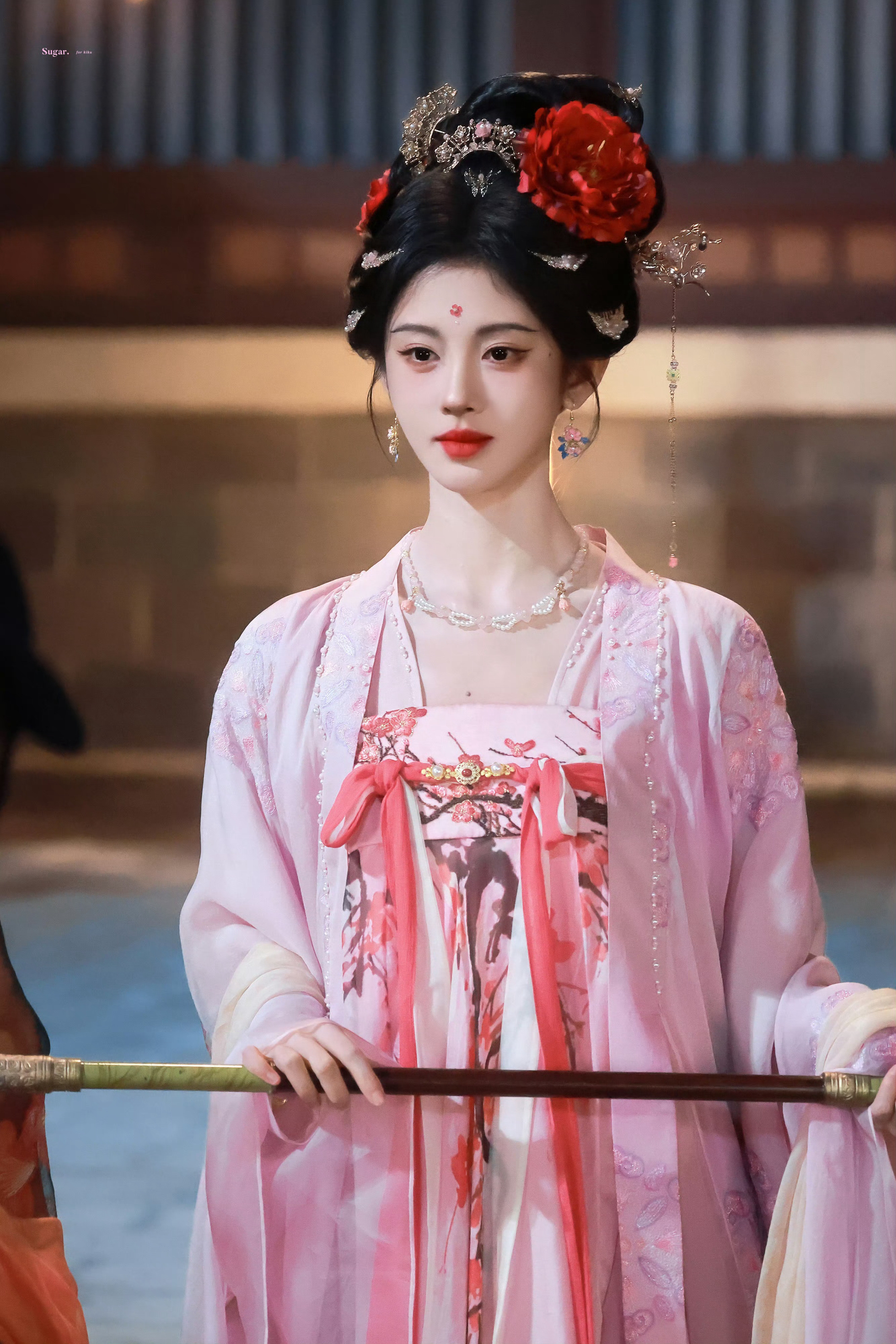 鞠婧祎待播剧角色热度断层第一露芜衣未播先火的程度真的挺明显路透时候站姐疯狂出图，