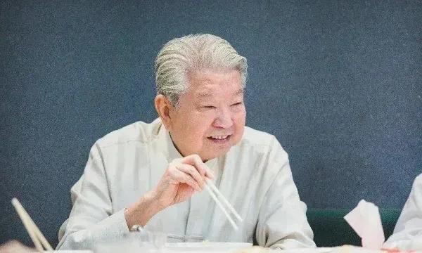 蔡澜的“活在当下，及时行乐”：对一半，错一半。蔡澜的“活在当下，及时行乐”在中
