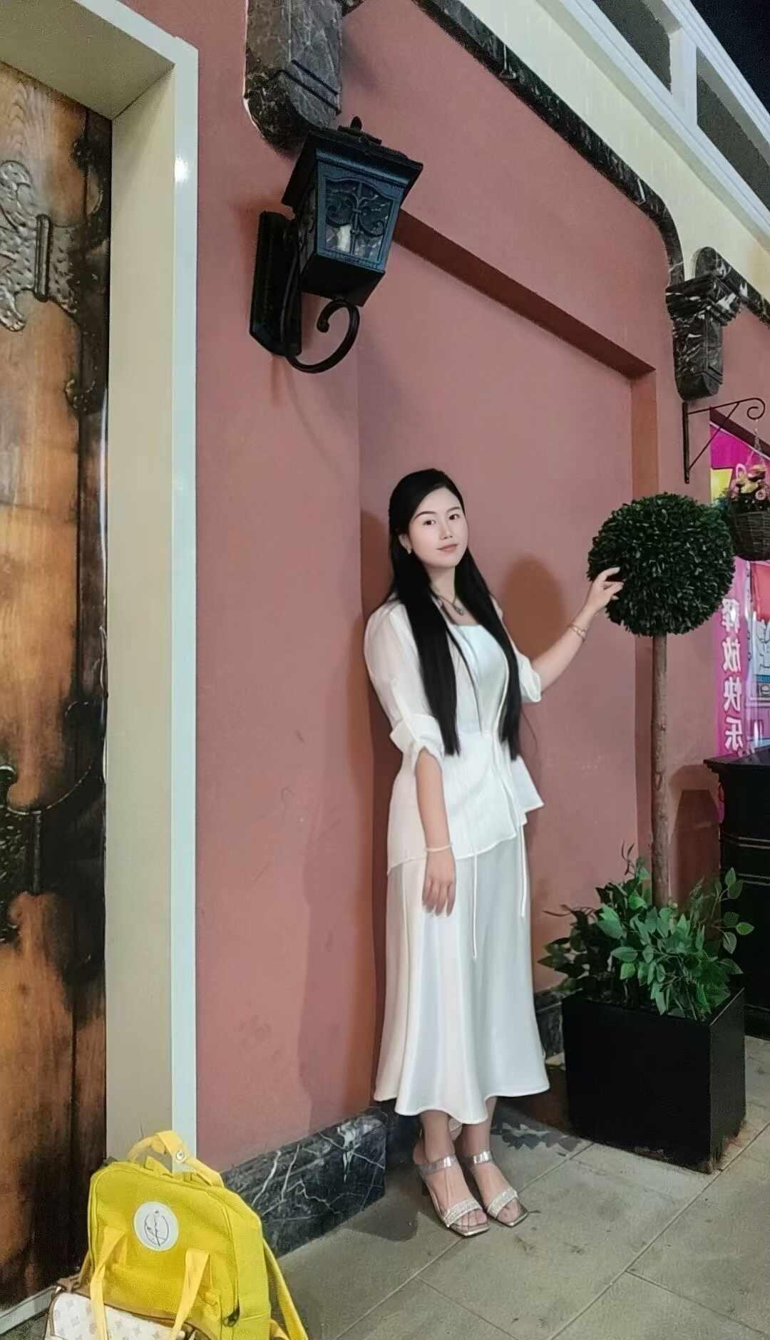 三十五岁，是一场慢慢清醒的成长夜幕缓缓降临，卸下整日的奔波与忙碌。站在晚风里