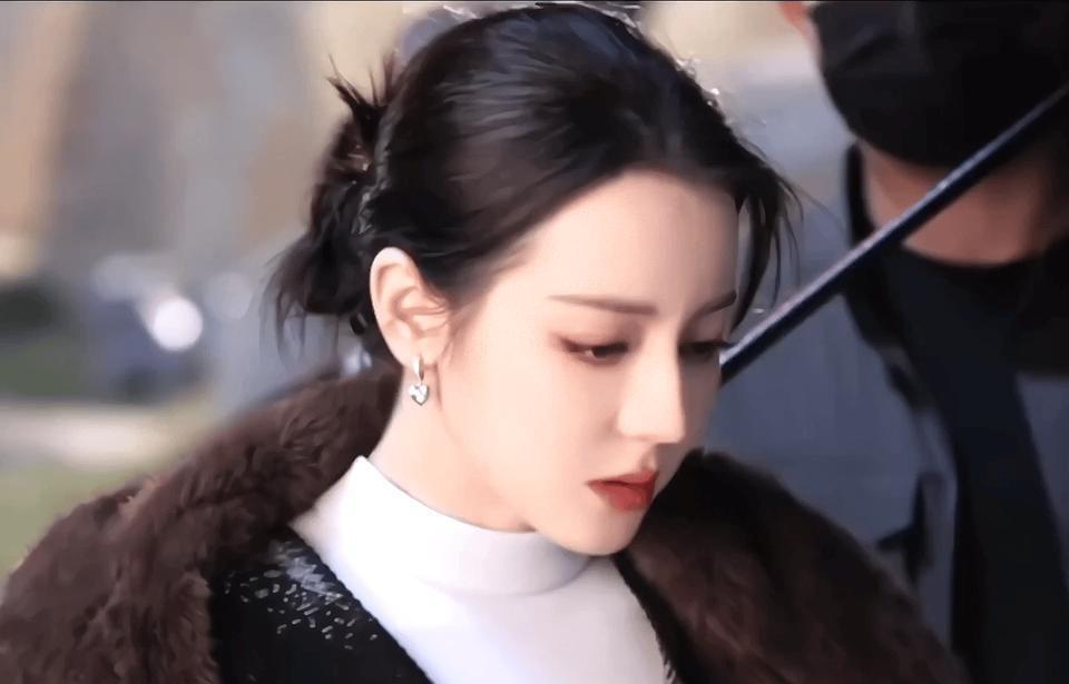 别骂流量了，这次真不一样。迪丽热巴用一套拳法，打穿了国产剧两个天花板。《枭起