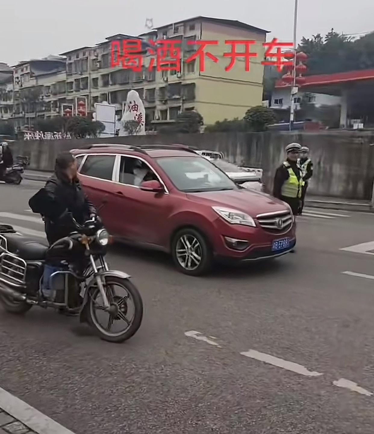 不得不说，这位大哥是真的懂法又拎得清！交警路边设卡查酒驾，老远就见一辆摩托车