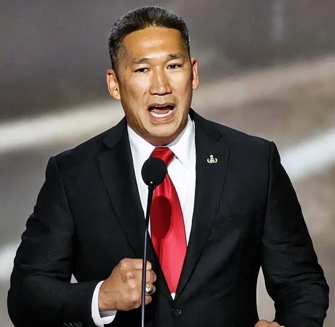 美国这名越南裔海军部长洪考上任后的首次讲话挺有意思，竟然也公开与美防长赫格塞思唱