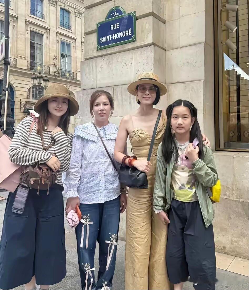 胡杏儿太会保养了，不仅身形高挑，整个人还特别有气质，站在那里白的发光。羡慕她有这