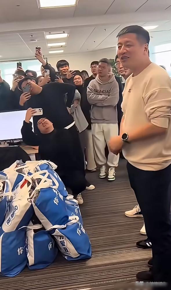 张雪峰猝死第6天，公司参保273人，一场直播曾卖2个亿。他倒下后，账号头像灰