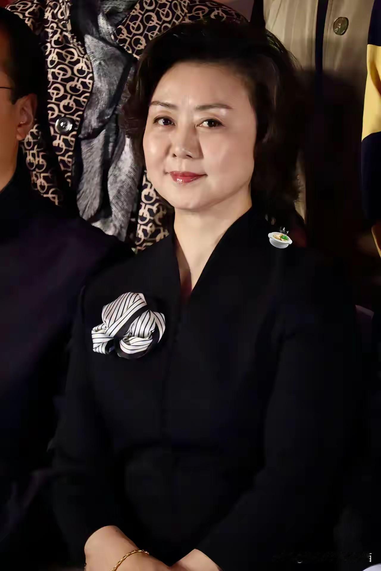 看来平时她的颜值都是吹捧起来的，照片里的她没有开美颜滤镜，也就是很平常的一个中年