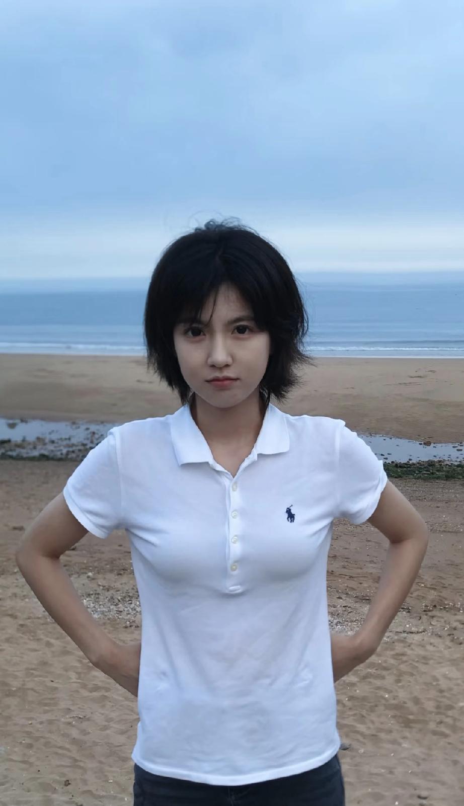 海边漫步，清新自然，享受海风拂面的感觉。