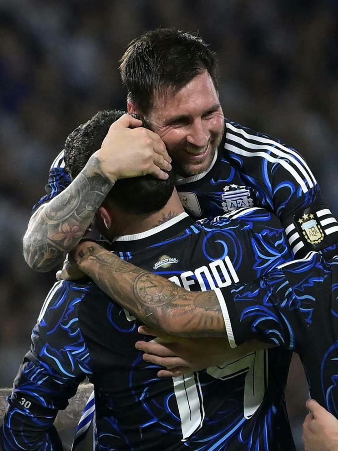 梅西9.0分全场最佳！赛中让人感动的一幕，梅西力劝奥塔门迪主罚点球，奥塔门迪进球