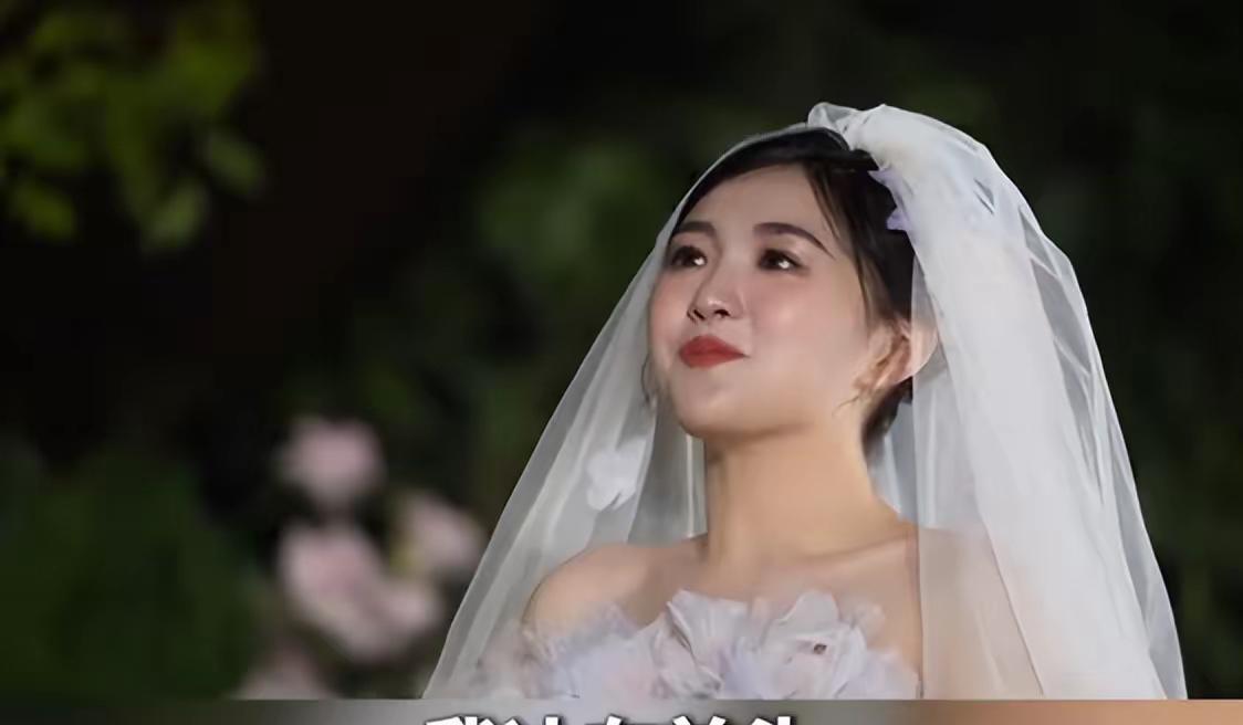 抱着孩子办婚礼就算了，还在婚礼现场宣布怀二胎，金龟子女儿的勇气让人佩服……结婚