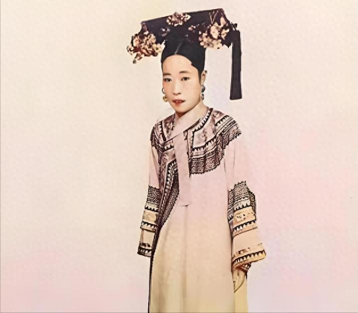 这是一张让无数网友唏嘘不已的老照片，隆裕皇后的真容确实让人大跌眼镜。那副驼背、枯