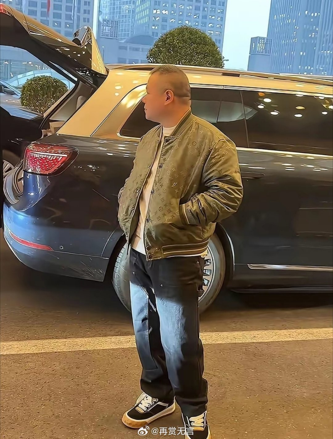 好歹也是一线巨星啊，怎么穿的衣服这么廉价呢？对不起他的档次。