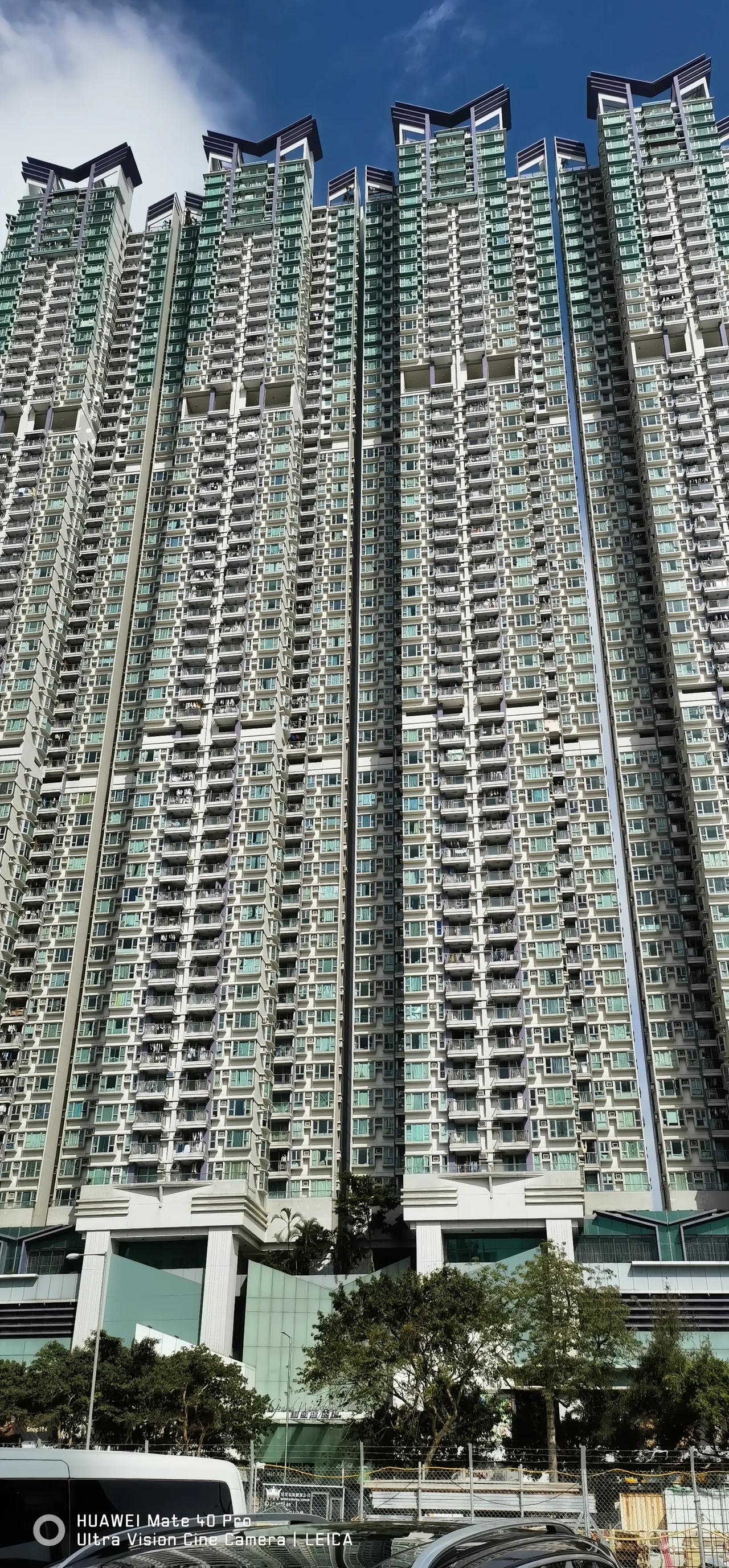 😒😒😒香港真的是把面积用到了极致，除了豪宅都无阳台、公交车位置也窄的可怜、