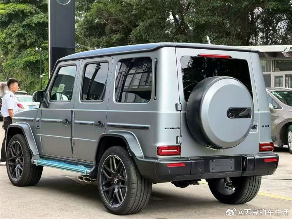 一台满配的25款G63，暗夜包菱形格座椅碳纤维内饰都有，9千公里，这新款G6