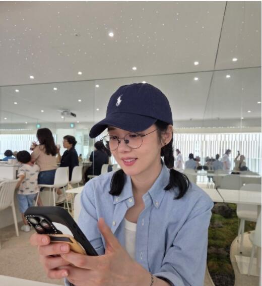 近日，44岁的张娜拉发出了自己的近照，照片中的她戴着深蓝色棒球帽，感觉还是十分年