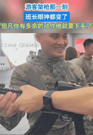 山东舰驻香港开放日，7月5日在枪械展厅，一位戴着渔夫帽的人如此娴熟的操枪动作，而
